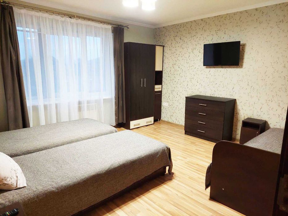 Біля басейну на 3 поверсі здається затишна 2-кімн. квартира з лоджією