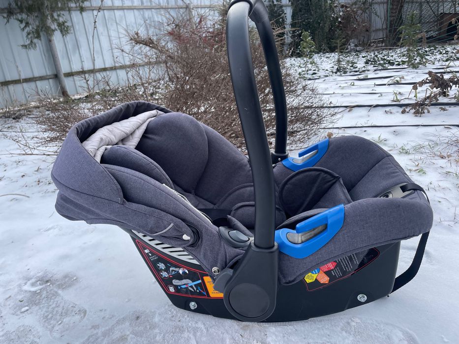 Продам автокрісло Карело епіка з адаптерами на коляску