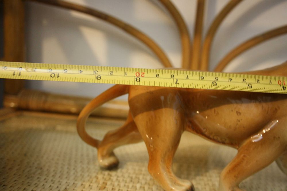 Leoa em faiança vidrada com 22 cm