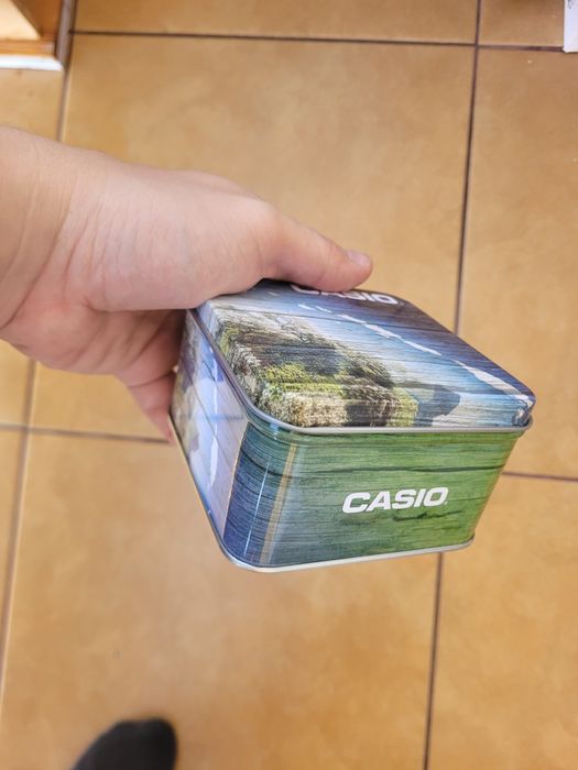Metalowa puszka (etui) na zegarek marki Casio