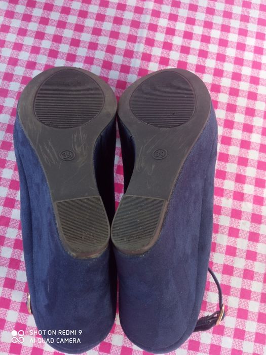 Zamszowe półbuty na koturnie.