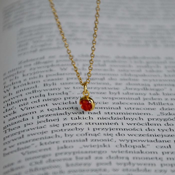 Wisiorek mini z czerwoną gipsówką