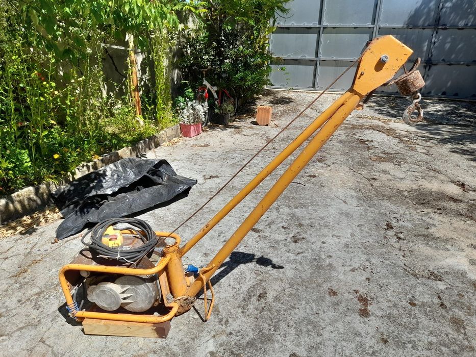 Guincho elétrico giratório de obra – 300 kg