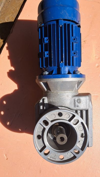 Motoreduktor LENZE 0090kW  2700 Obr/min i=15