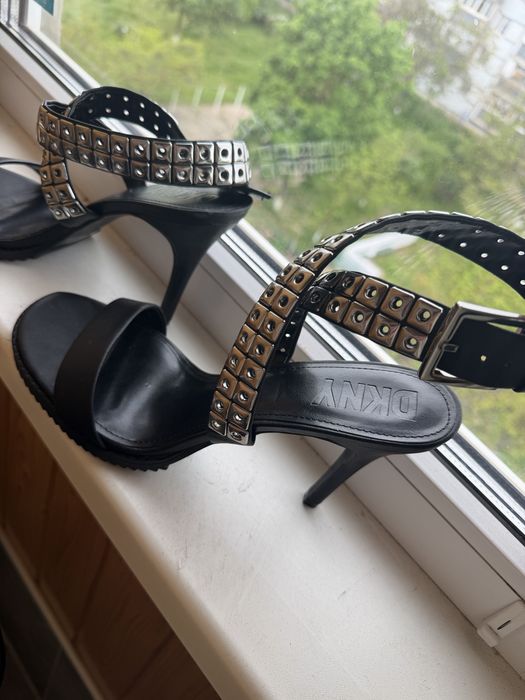 Продам абсолютно новые босоножки DKNY Aiden черного цвета с заклепками