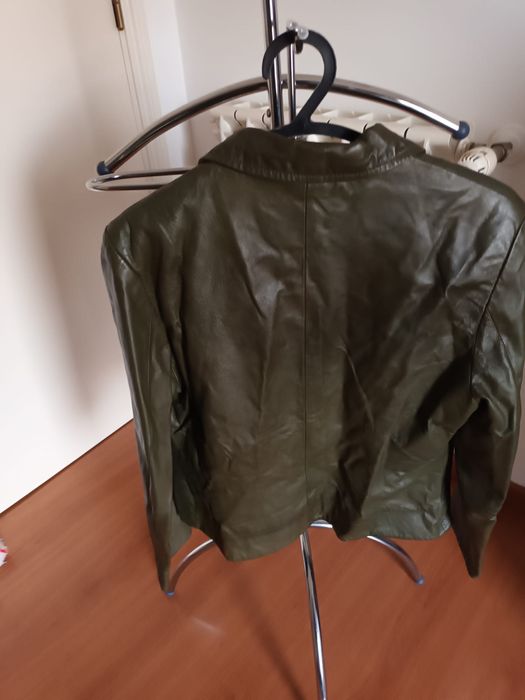 Casaco em pele cor verde seco