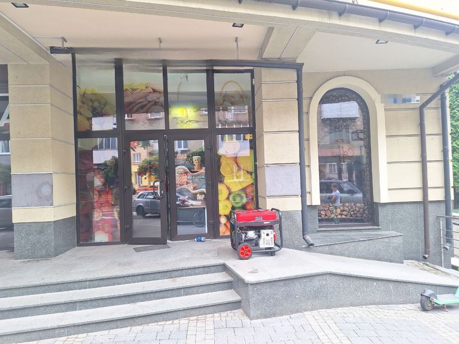 Приміщення в центрі  1  поверх  в прохідному місці