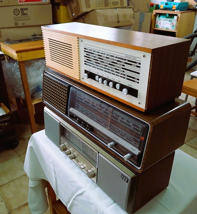 Lote de três rádios de mesa