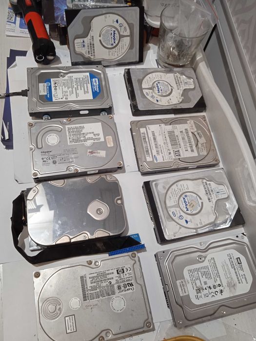 Колекція з восьми HDD