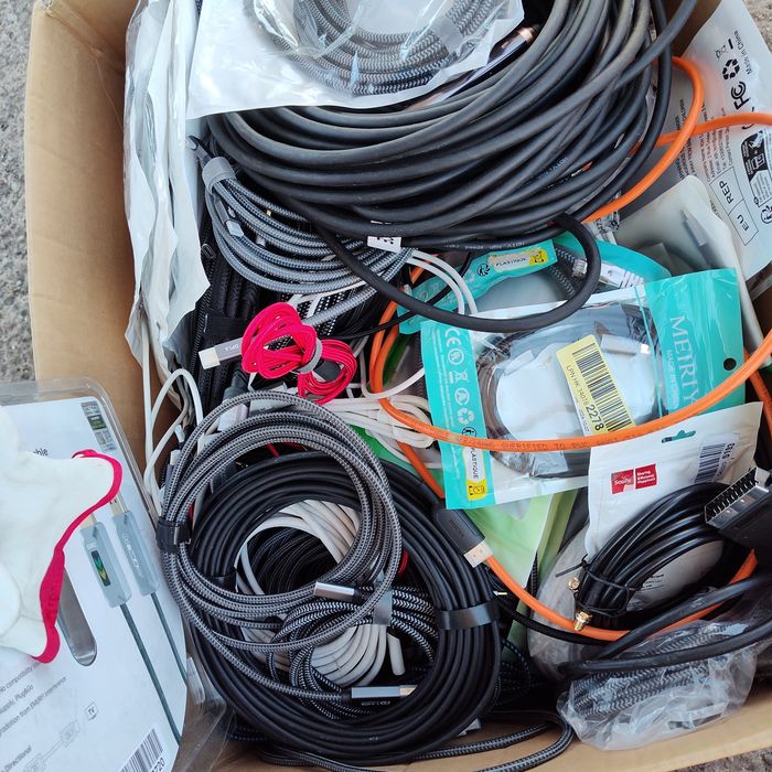 Kable, przewody,kabel  USB, typ-c, HDMI,Displayport oraz inne. Około 1