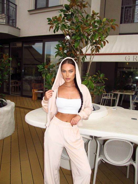 Жіночий спортивний костюм