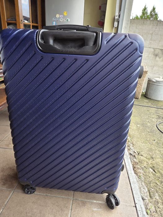 Walizka podróżna na kółkach ok. 90l stan bardzo dobry.