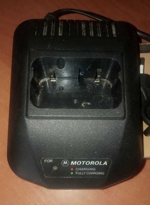 Зарядное устройство для новых  радиостанций Motorola, Кенвуд.