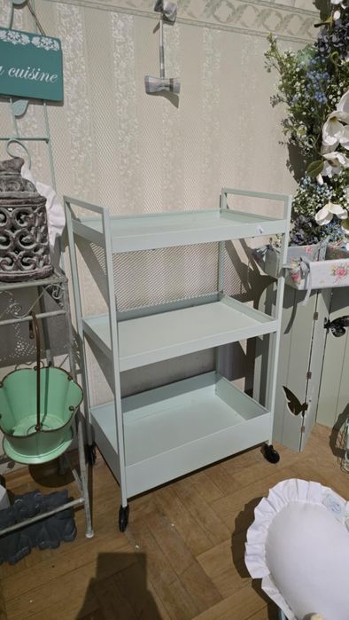 Miętowe półka na kółkach