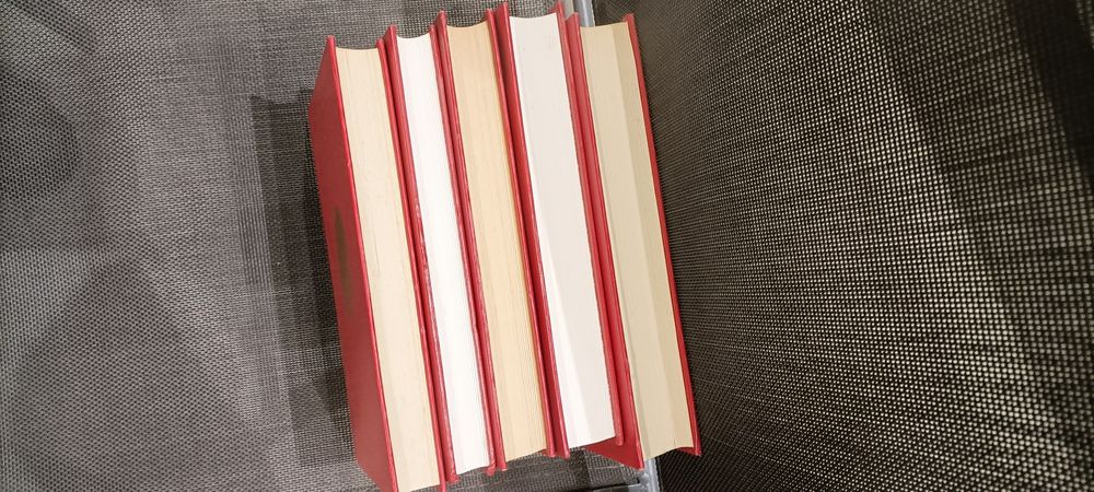 5 livros encadernados de obras de Eça de Queirós