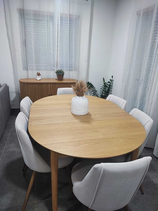 Mesa de jantar extensível cor carvalho natural e cadeiras bege