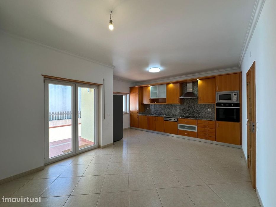 Moradia T3 com logradouro e garagem
