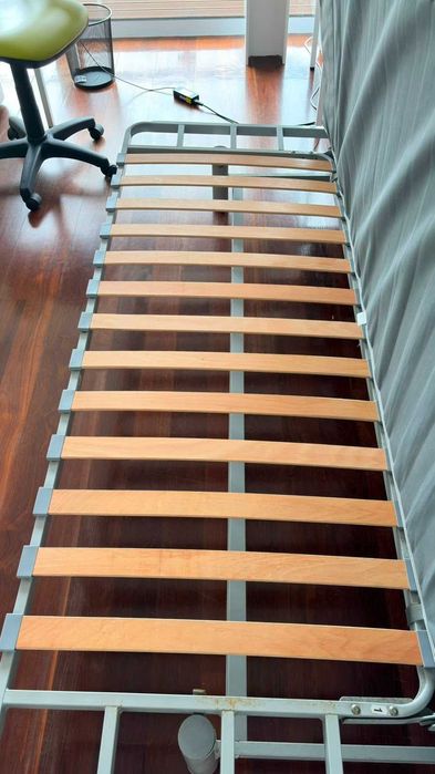 Sofá-cama de 2 lugares (casal) em bom estado , com capa.