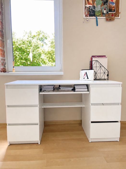 Białe biurko 6 szuflad 140 cm 2 półki