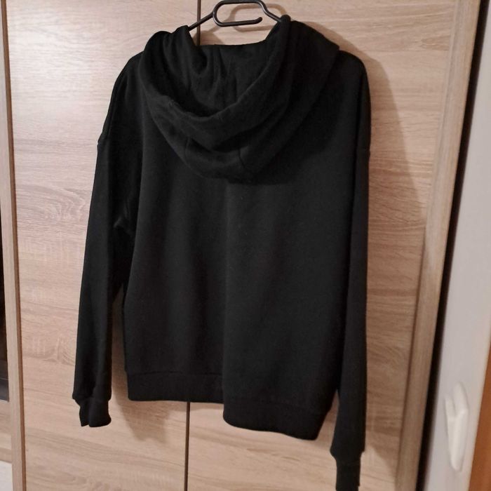 Czarna bluza z kapturem i nadrukiem Cropp / rozmiar M