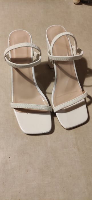 Sprzedam nowiutkie sandałki białe 38 rozmiar