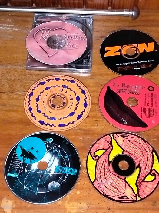 CDs de música entre outros