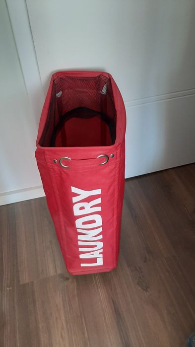 Kosz na pranie firmy WENKO na kółkach