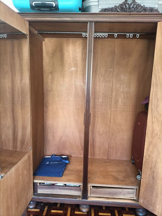 Guarda roupa com espelho