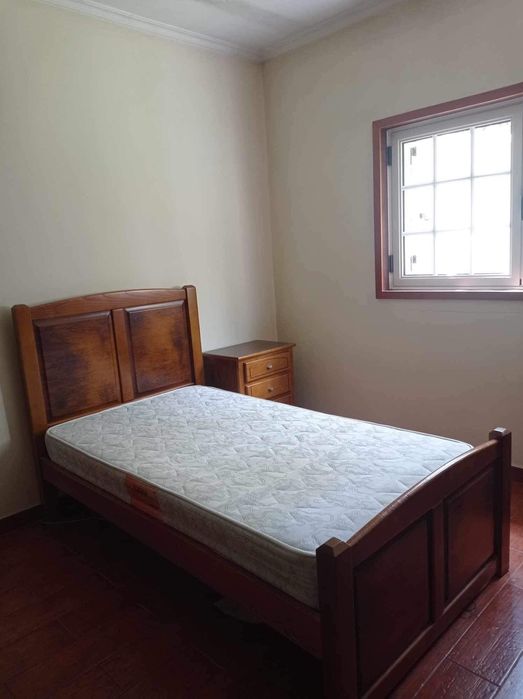 Cama + Colchão + Mesa de cabeceira em madeira