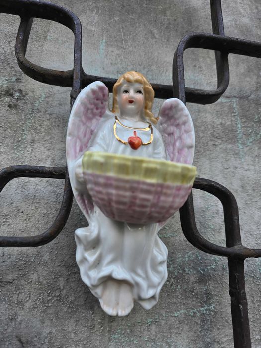 Stara porcelanowa kropielnica Anioł