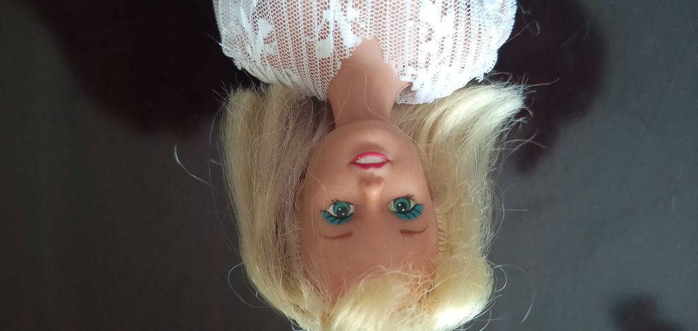 Boneca bar Bie roupa branca cabelo médio 10€