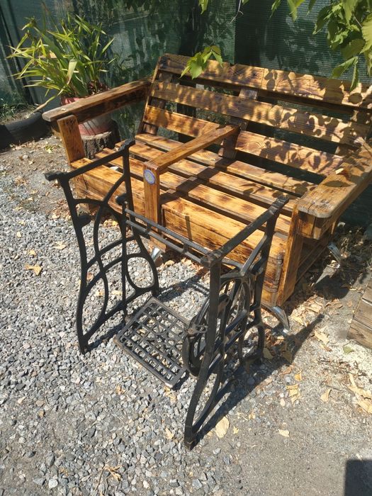 Станина швейной машины, чугунная.подставка под мангал.колун,дровокол