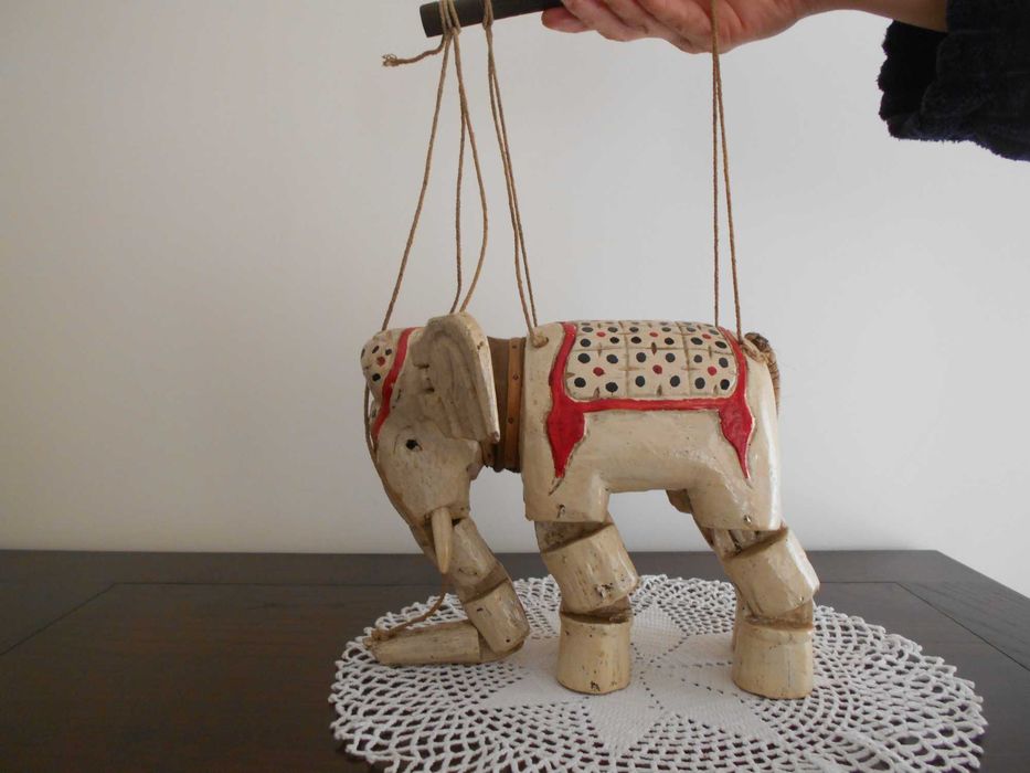 Curiosa marioneta de elefante branco em madeira velha. Origem França.