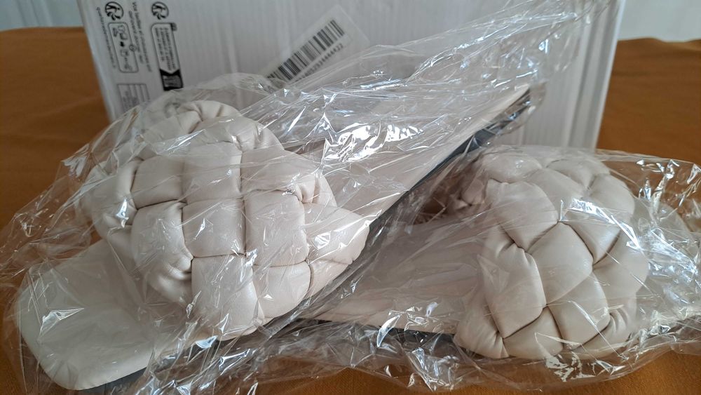 Chinelas cremes entrelançadas. Nº 40. Novas.