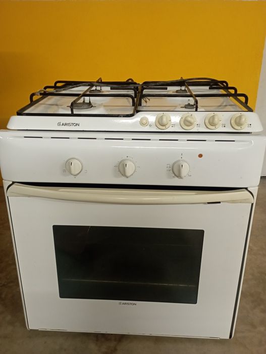 Placa a gás e forno elétrico Ariston. Sem os queimadores.