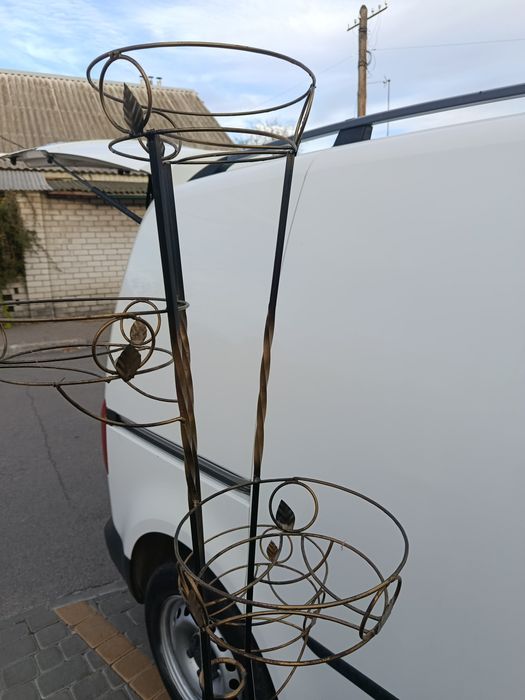 Металическая подставка для цветов