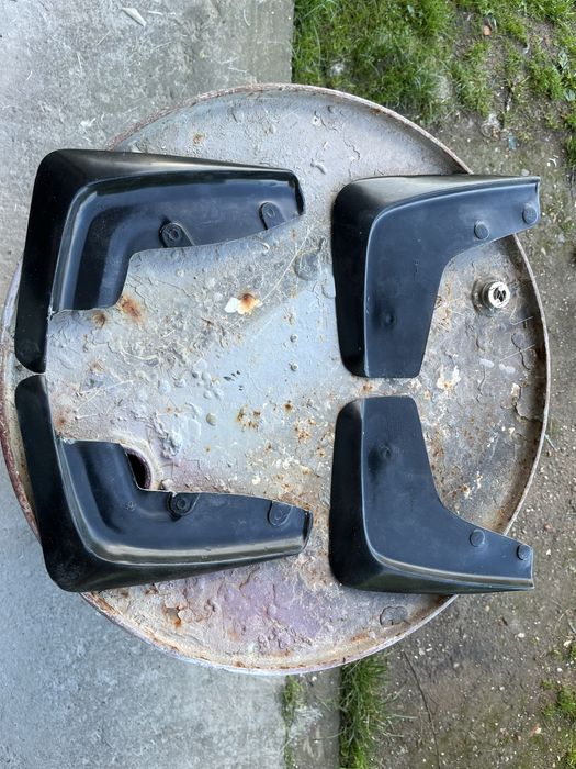 Chlapacze Mitsubishi Galant Legnum