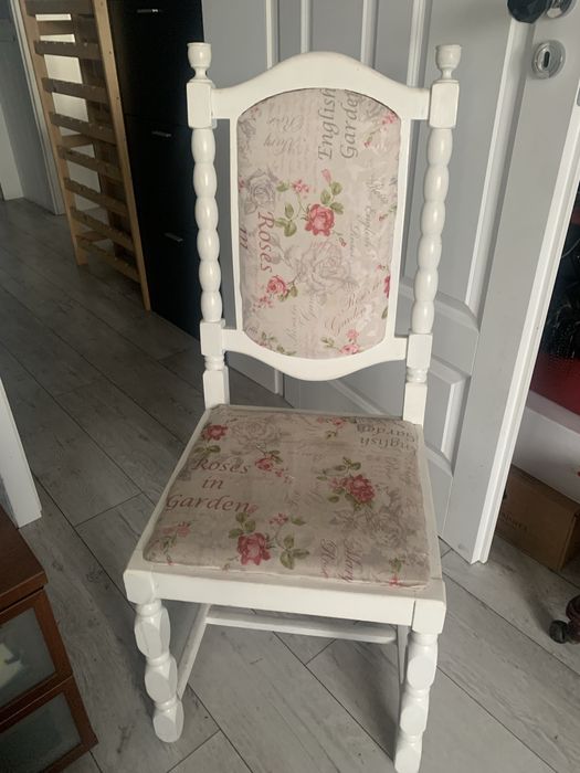 Białe krzeslo - antyk do toaletki