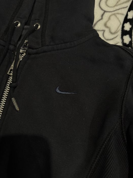czarna taliowana bluza nike z kapturem