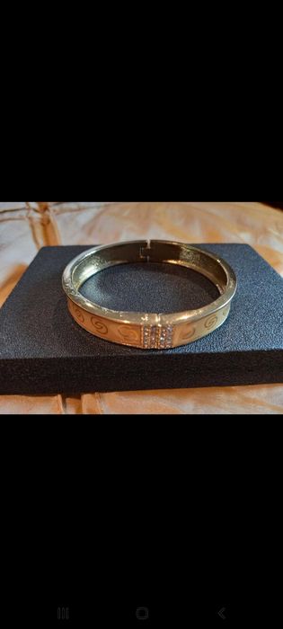 Pulseira dourada com íman - Oriflame