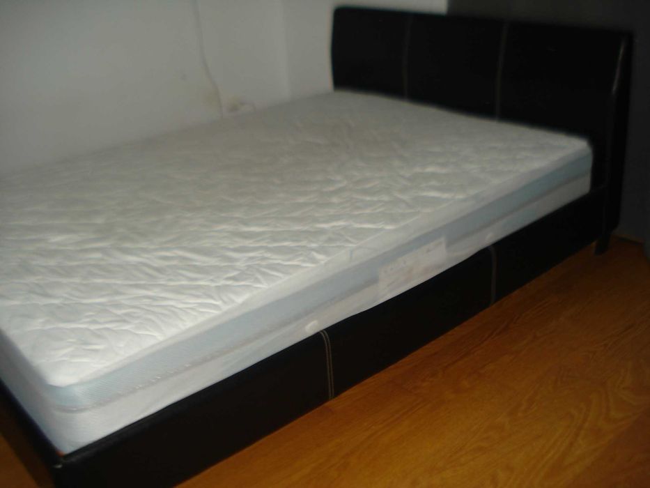 cama de casal com colchão em pele