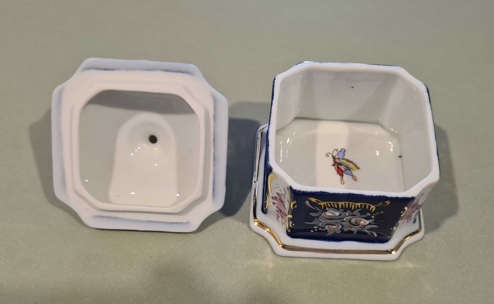 Caixinha de porcelana pintada à mão