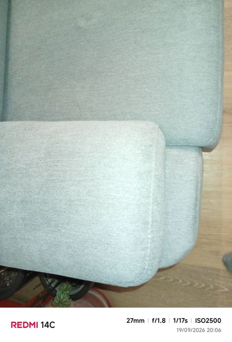 Vendo sofá de 2 lugares, cor cinza.