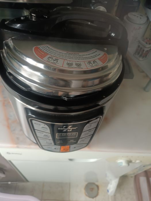 Panela elétrica - praticamente nova