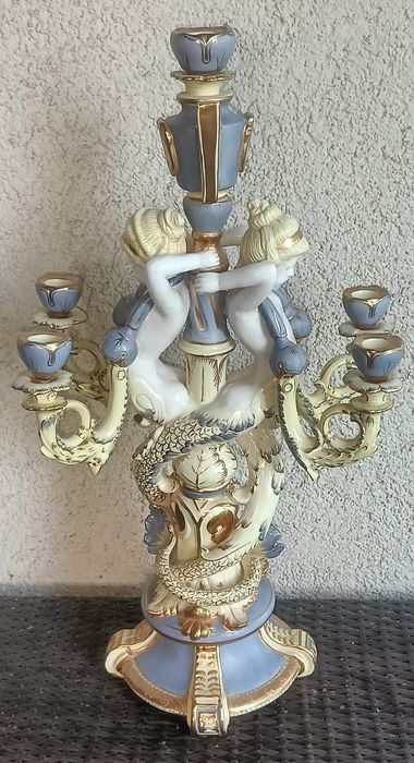 Świecznik z pięknej porcelany w stylu  barokowym Sygnowany