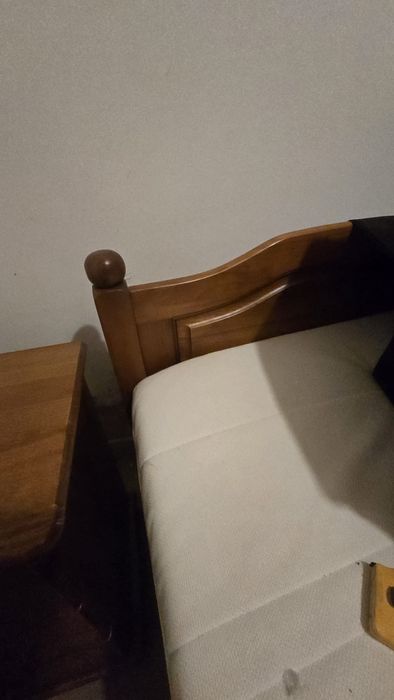 Cama de solteiro em madeira maciça