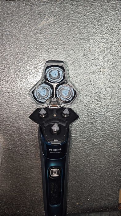 Електробритва Philips моделі S5884.