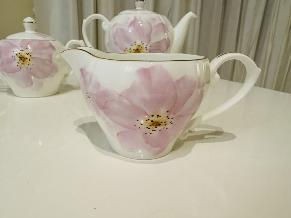 Продаю часть сервиза чайник сахарница молочник фарфор