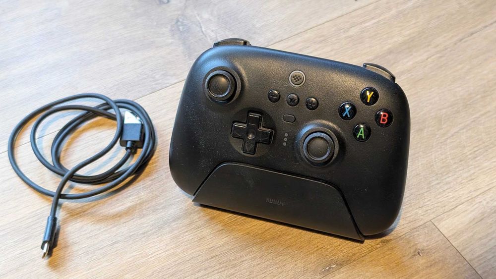 Kontroler bezprzewodowy 8BitDo Ultimate 2.4G ze stacją ładującą, czarny