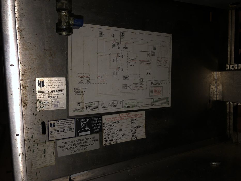 холодильна вітрина. для харчових інгредієнтів в фаст-фуді